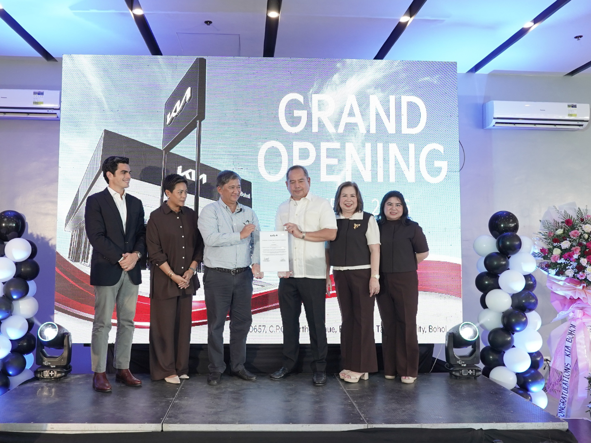 From left: Jaime Alfonso Zobel (Chief Executive Officer of ACMobility), Margarita Delifnado (Dealer Network Development Director), Jay Lopez (Managing Director of Kia), Dr. Silvestre Lumapas Jr. (Dealer Principal), Ms. Marilou Du Lumapas (Dealer Principal) & Louise Camille Lumapas (Dealer Principal)