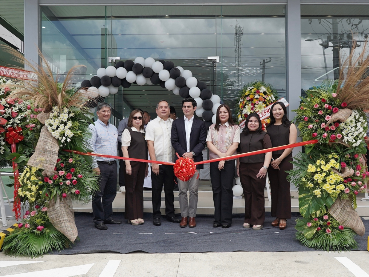 Jay Lopez (Managing Director of Kia), Marilou Du Lumapas (Dealer Principal), Dr. Silvestre Lumapas Jr. (Dealer Principal), Jaime Alfonso Zobel (Chief Executive Officer of ACMobility), Mayor Jane Yap, Louise Camille Lumapas Dealer Principal) & Iris Lia D. Lumapas Dealer Principal)