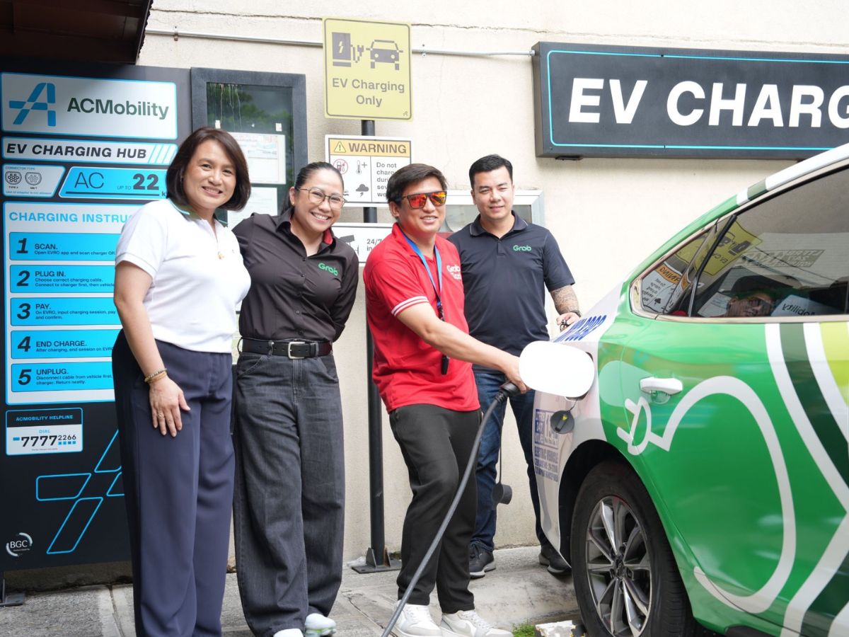 From left: ACMobility Head of Mobility Infrastructure Carla Buencamino, Grab Financial Group Philippines Country Head CJ Lacsican, a GrabTaxi driver-partner, and Grab General Manager for GrabCar and Mobility Solutions Gines Barot.