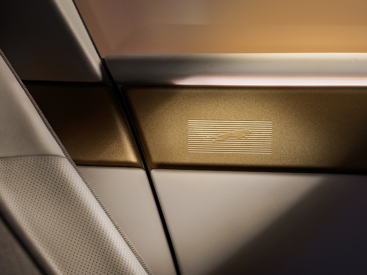 Jaguar familiar logo